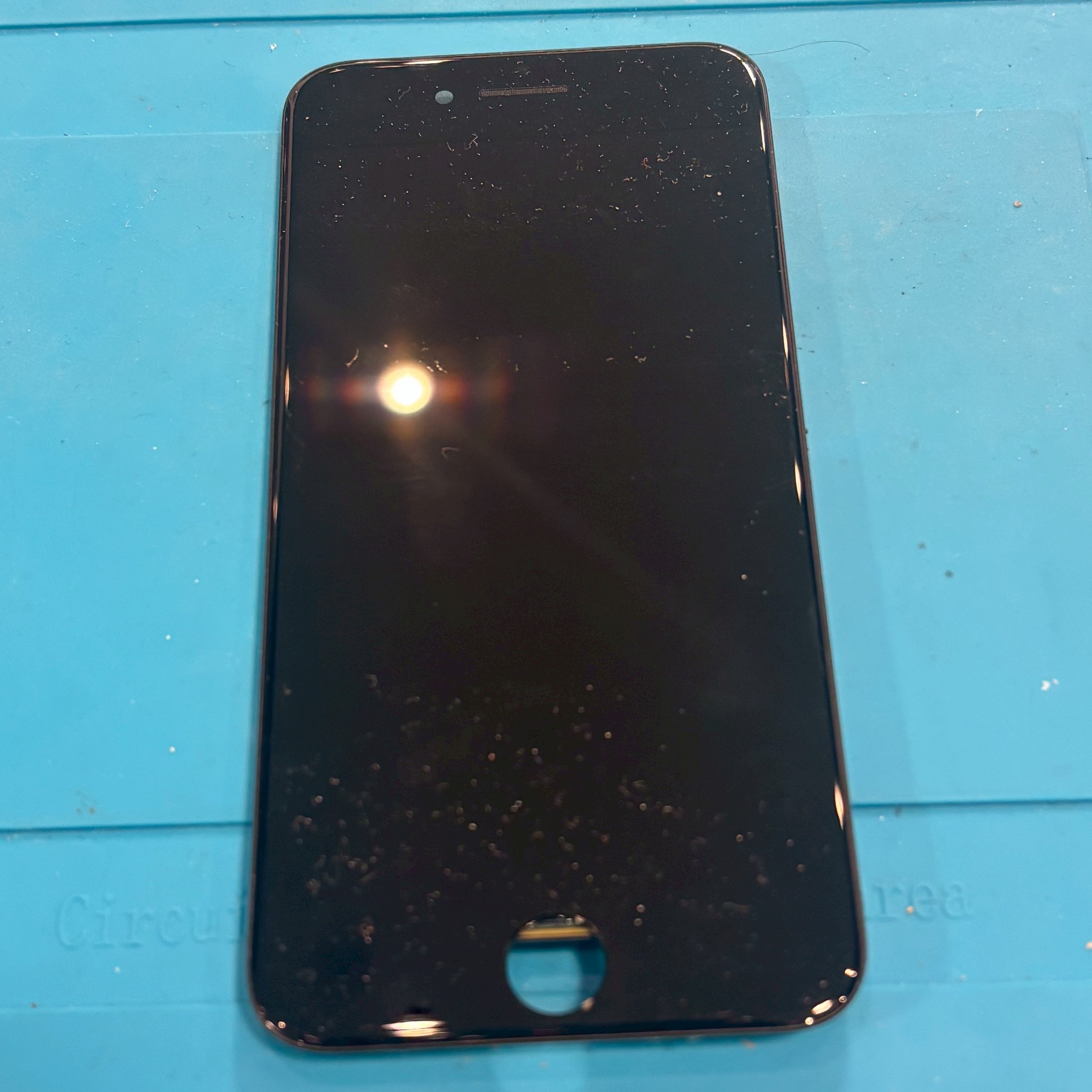 【まだ使えるのに割れた…】iPhone SE3の画面修理は即日対応！