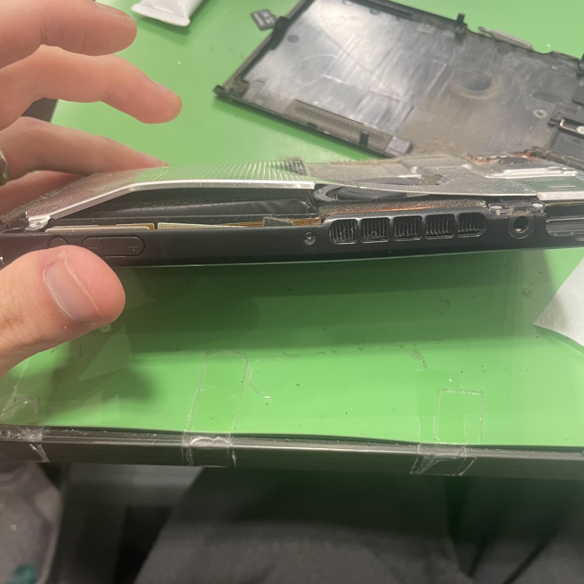 【Switch修理】背面が浮いてきた…？それ、バッテリー膨張かも！